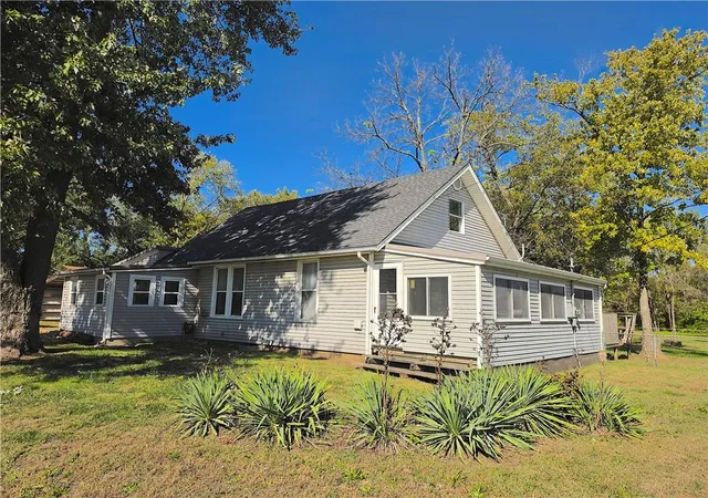 Single family home for sale at 923 S Walnut St, Garnett, KS 66032 | MLS# 2648454