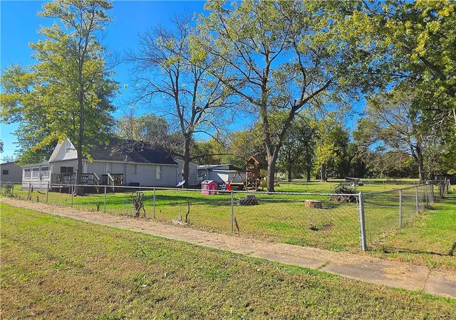 Photo 2 of Single family home for sale at 923 S Walnut St, Garnett, KS 66032 | MLS# 2648454 | Listing updated on 2026-10-27