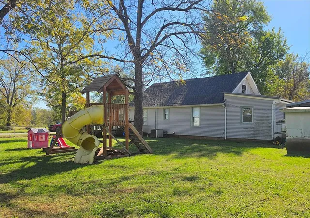 Photo 3 of Single family home for sale at 923 S Walnut St, Garnett, KS 66032 | MLS# 2648454 | Listing updated on 2026-10-27