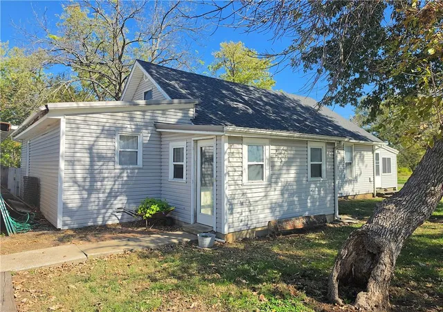 Photo 4 of Single family home for sale at 923 S Walnut St, Garnett, KS 66032 | MLS# 2648454 | Listing updated on 2026-10-27
