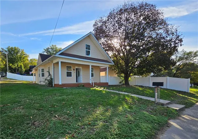 Photo 1 of Sale Pending at 1324 Hickory St, St Joseph, MO 64503 | MLS# 2648459 | Listing updated on 2026-10-26