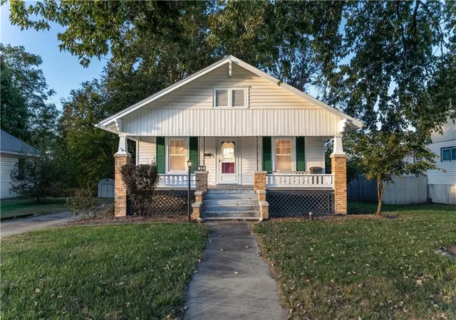 Single family home for sale at 639 E Yerby St, Marshall, MO 65340 | MLS# 2648468