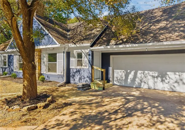 Photo 3 of Single family home for sale at 212 E 99 Street, Kansas City, MO 64114 | MLS# 2648478 | Listing updated on 2026-10-25