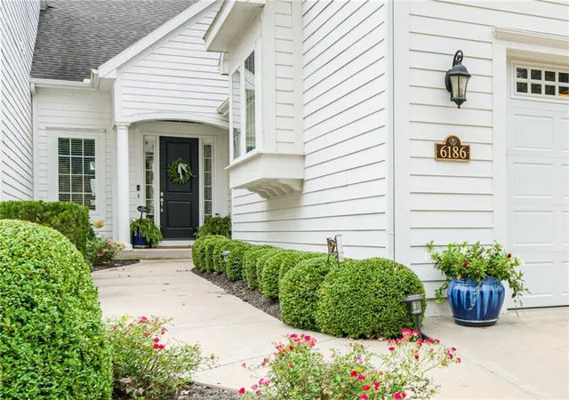 Townhouse for sale at 6186 Lime Stone Ct, Kansas City, MO 64152 | MLS# 2648488
