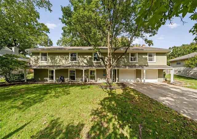Single family home for sale at 912 W 98th Street, Kansas City, MO 64114 | MLS# 2648492