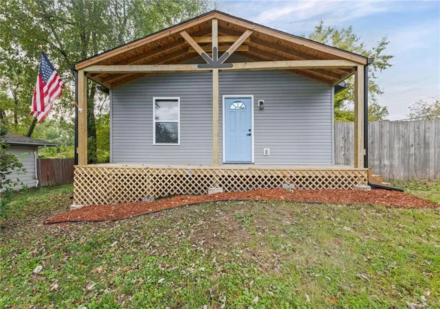 Single family home for sale at 1409 Dakota St, Leavenworth, KS 66048 | MLS# 2648512