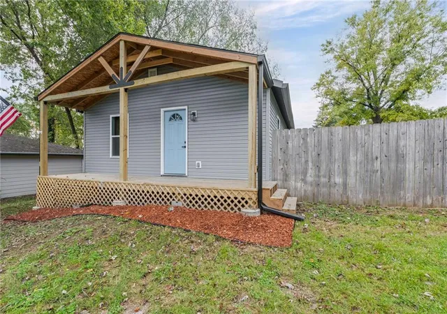 Photo 1 of Single family home for sale at 1409 Dakota St, Leavenworth, KS 66048 | MLS# 2648512 | Listing updated on 2026-10-25