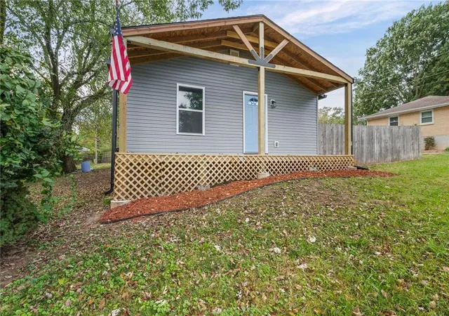 Photo 2 of Single family home for sale at 1409 Dakota St, Leavenworth, KS 66048 | MLS# 2648512 | Listing updated on 2026-10-25