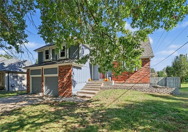 Photo 1 of Sale Pending at 2204 S Apache St, Olathe, KS 66062 | MLS# 2648528 | Listing updated on 2026-10-27