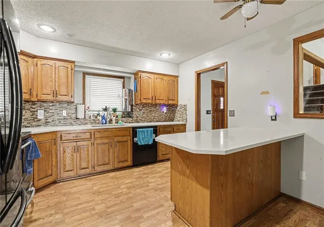 Photo 4 of Sale Pending at 2204 S Apache St, Olathe, KS 66062 | MLS# 2648528 | Listing updated on 2026-10-27