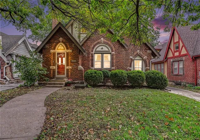 Photo 1 of Single family home for sale at 6701 Oak St, Kansas City, MO 64113 | MLS# 2648531 | Listing updated on 2026-10-26
