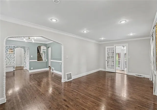 Photo 2 of Single family home for sale at 6701 Oak St, Kansas City, MO 64113 | MLS# 2648531 | Listing updated on 2026-10-26