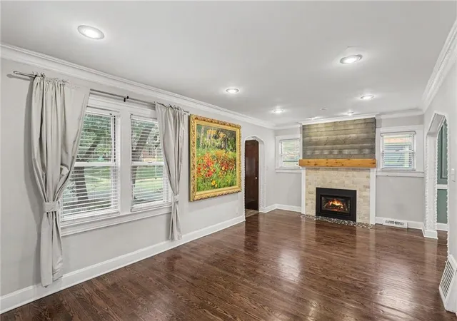 Photo 3 of Single family home for sale at 6701 Oak St, Kansas City, MO 64113 | MLS# 2648531 | Listing updated on 2026-10-26