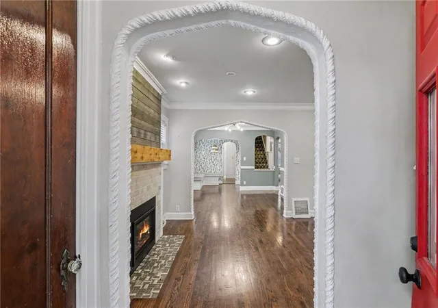 Photo 4 of Single family home for sale at 6701 Oak St, Kansas City, MO 64113 | MLS# 2648531 | Listing updated on 2026-10-26