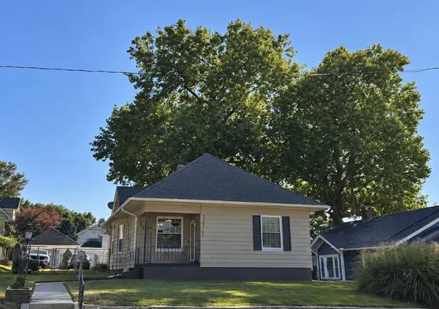 Single family home for sale at 2806 Monterey St, Saint Joseph, MO 64507 | MLS# 2648541