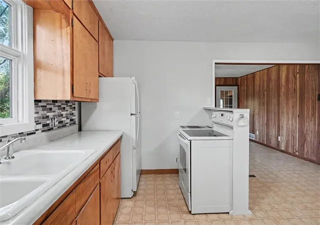 Photo 3 of Sale Pending at 812 W 22nd Street, Lawrence, KS 66046 | MLS# 2648556 | Listing updated on 2026-10-28