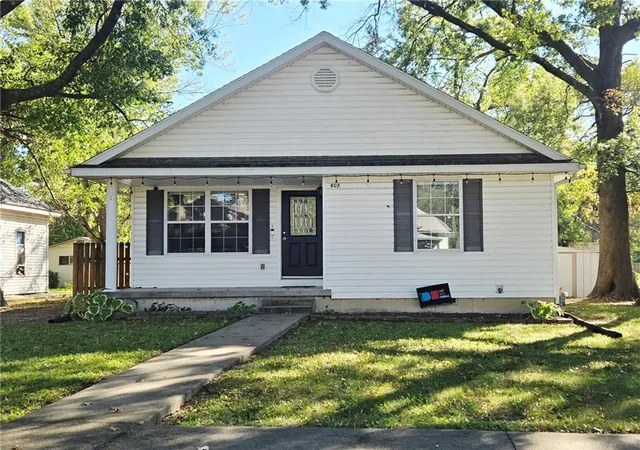 Photo 1 of Sale Pending at 807 West 3rd St, Pittsburg, KS 66762 | MLS# 2648573 | Listing updated on 2026-10-26