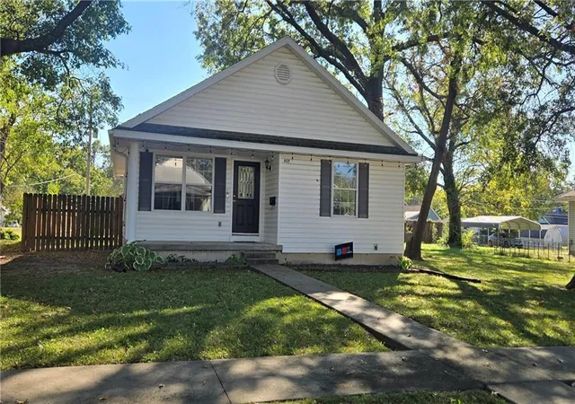 Photo 1 of Sale Pending at 807 West 3rd St, Pittsburg, KS 66762 | MLS# 2648573 | Listing updated on 2026-10-26