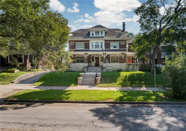 Photo 1 of House for sale at 527 Gladstone Blvd, Kansas City, MO 64124 | MLS# 2648591 | Listing updated on 2026-10-28