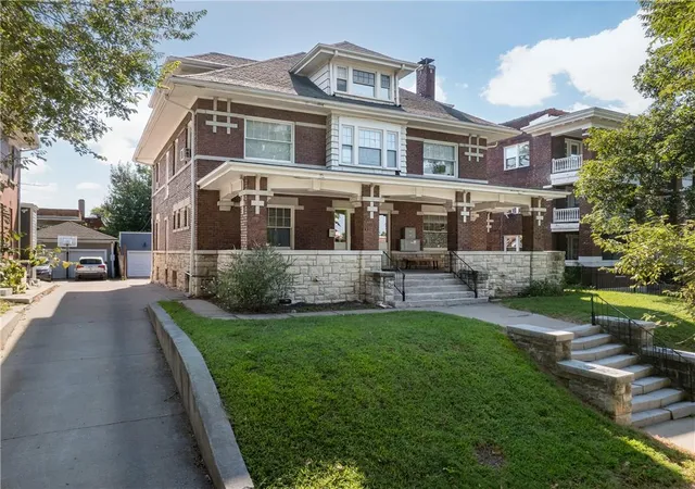 Photo 2 of House for sale at 527 Gladstone Blvd, Kansas City, MO 64124 | MLS# 2648591 | Listing updated on 2026-10-28