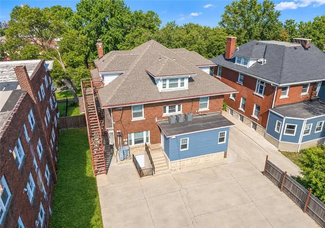 Photo 3 of House for sale at 527 Gladstone Blvd, Kansas City, MO 64124 | MLS# 2648591 | Listing updated on 2026-10-28
