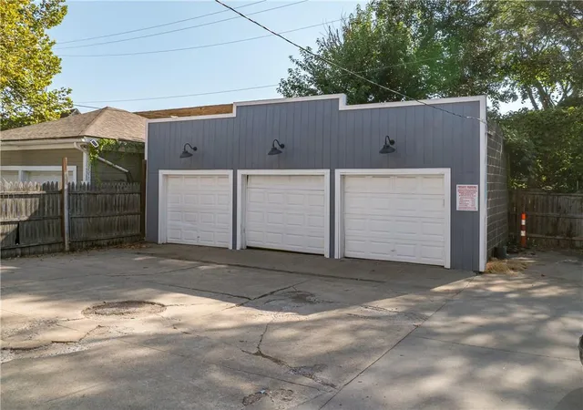 Photo 4 of House for sale at 527 Gladstone Blvd, Kansas City, MO 64124 | MLS# 2648591 | Listing updated on 2026-10-28