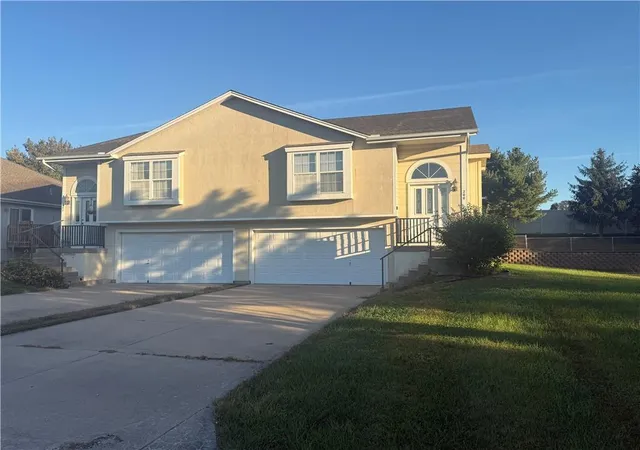 Photo 1 of Multi family home for sale at 200 Sw Chartwell Dr, Lees Summit, MO 64082 | MLS# 2648598 | Listing updated on 2026-10-29