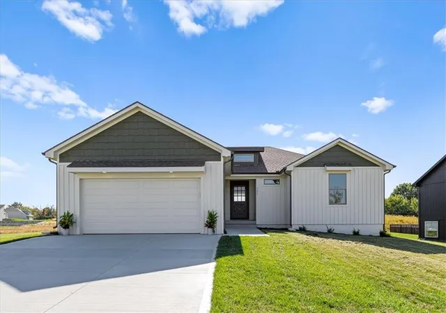 Single family home for sale at 701 SE 21st Street, Oak Grove, MO 64075 | MLS# 2648600