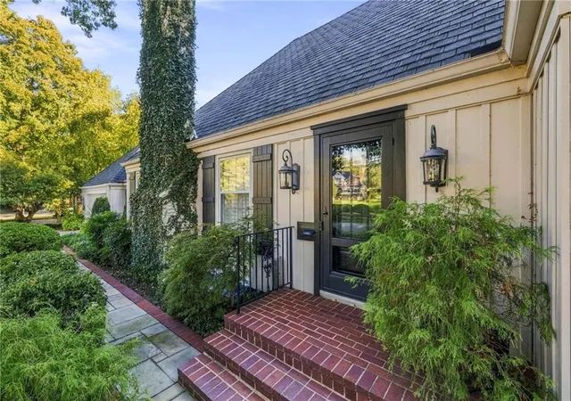 Photo 2 of Single family home for sale at 6645 Wyoming St, Kansas City, MO 64113 | MLS# 2648601 | Listing updated on 2026-10-29