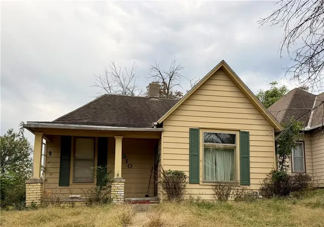 Single family home for sale at 2310 Edmond St, Saint Joseph, MO 64501 | MLS# 2648603