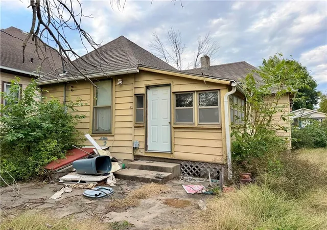 Photo 2 of Single family home for sale at 2310 Edmond St, Saint Joseph, MO 64501 | MLS# 2648603 | Listing updated on 2026-10-25