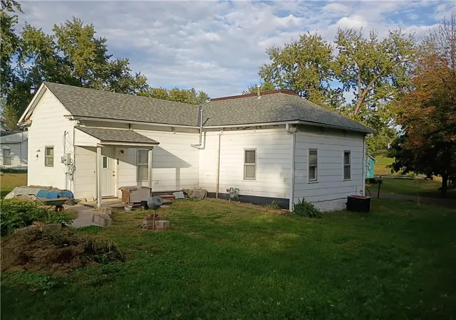 Photo 3 of Sale Pending at 413 N Elm St, Stanberry, MO 64489 | MLS# 2648608 | Listing updated on 2026-10-26