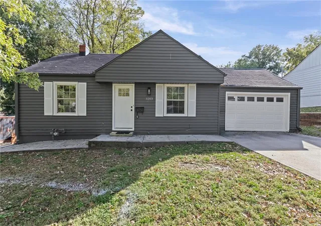Single family home for sale at 3203 NE 56 Th St, Kansas City, MO 64119 | MLS# 2648623