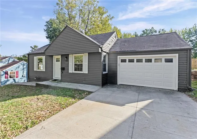 Photo 2 of Single family home for sale at 3203 NE 56 Th St, Kansas City, MO 64119 | MLS# 2648623 | Listing updated on 2026-10-28