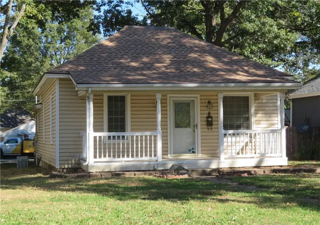 Single family home for sale at 8 E Osage St, Paola, KS 66071 | MLS# 2648631