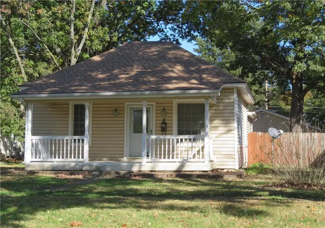 Photo 1 of Single family home for sale at 8 E Osage St, Paola, KS 66071 | MLS# 2648631 | Listing updated on 2026-10-29