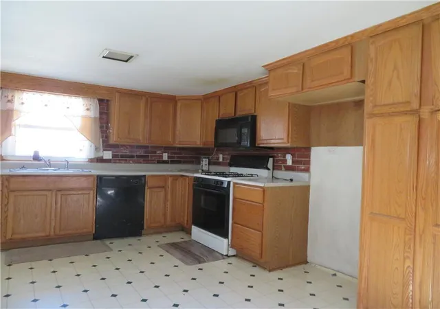 Photo 3 of Single family home for sale at 8 E Osage St, Paola, KS 66071 | MLS# 2648631 | Listing updated on 2026-10-29