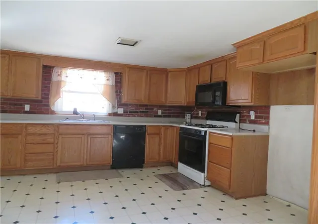 Photo 4 of Single family home for sale at 8 E Osage St, Paola, KS 66071 | MLS# 2648631 | Listing updated on 2026-10-29