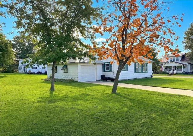 Photo 2 of Single family home for sale at 701 E 4th Street, Trenton, MO 64683 | MLS# 2648640 | Listing updated on 2026-10-24