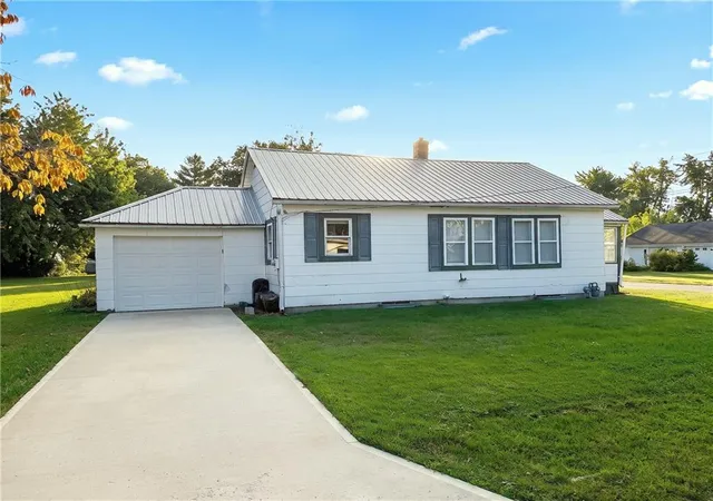 Photo 3 of Single family home for sale at 701 E 4th Street, Trenton, MO 64683 | MLS# 2648640 | Listing updated on 2026-10-24