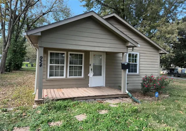 Single family home for sale at 924 N Mulberry St, Ottawa, KS 66067 | MLS# 2648648