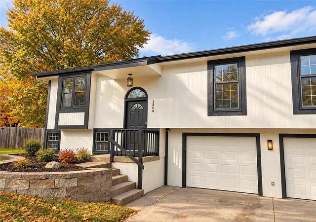Single family home for sale at 1804 NE Patterson Dr, Lees Summit, MO 64086 | MLS# 2648656