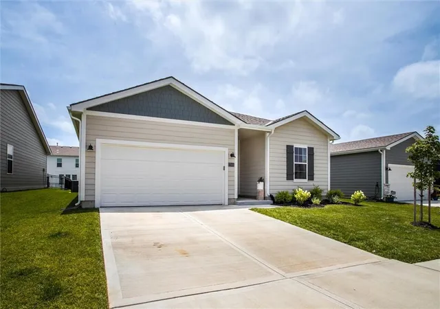 Photo 2 of Single family home for sale at 27031 E Oak View Dr, Lees Summit, MO 64086 | MLS# 2648673 | Listing updated on 2026-10-27