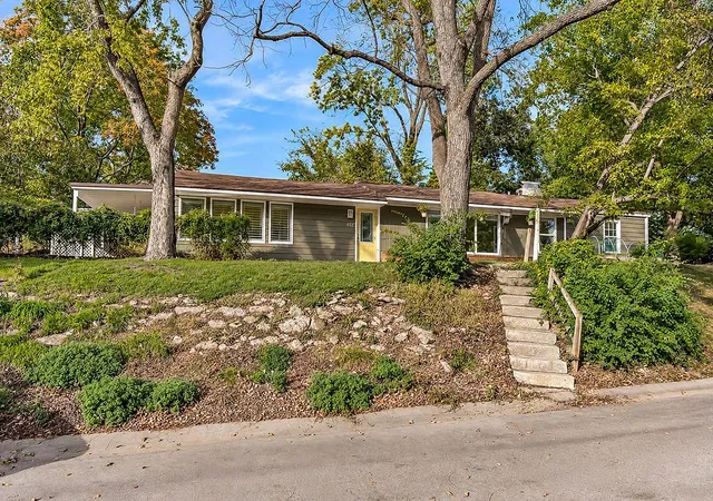 Photo 1 of Single family home for sale at 622 Walnut St, Liberty, MO 64068 | MLS# 2648685 | Listing updated on 2026-10-28
