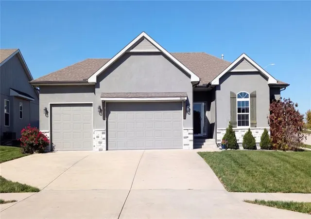 Single family home for sale at 9602 N Lenox Ave, Kansas City, MO 64154 | MLS# 2648701