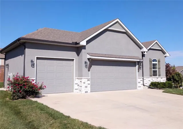 Photo 1 of Single family home for sale at 9602 N Lenox Ave, Kansas City, MO 64154 | MLS# 2648701 | Listing updated on 2026-10-28