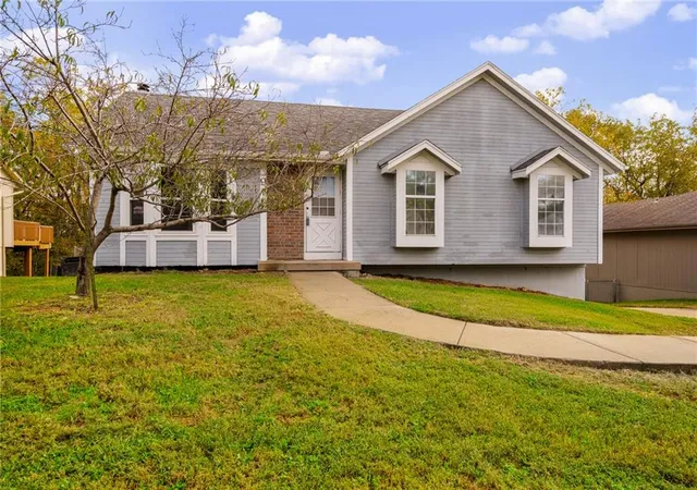 Single family home for sale at 913 NE Barnes Dr, Lees Summit, MO 64086 | MLS# 2648727