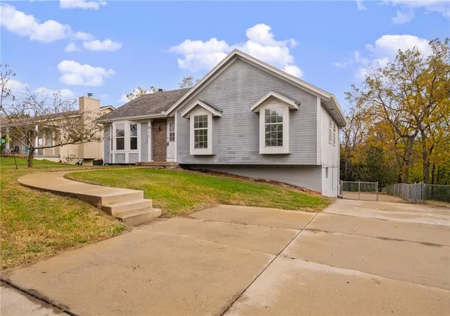 Photo 1 of Single family home for sale at 913 NE Barnes Dr, Lees Summit, MO 64086 | MLS# 2648727 | Listing updated on 2026-10-30