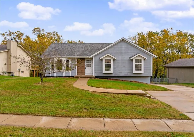 Photo 2 of Single family home for sale at 913 NE Barnes Dr, Lees Summit, MO 64086 | MLS# 2648727 | Listing updated on 2026-10-30