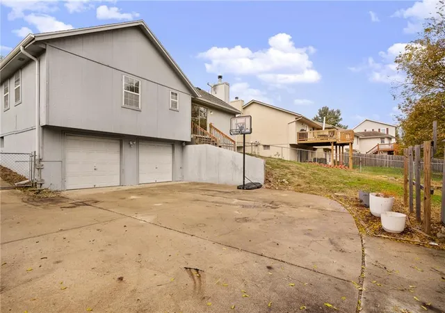 Photo 3 of Single family home for sale at 913 NE Barnes Dr, Lees Summit, MO 64086 | MLS# 2648727 | Listing updated on 2026-10-30